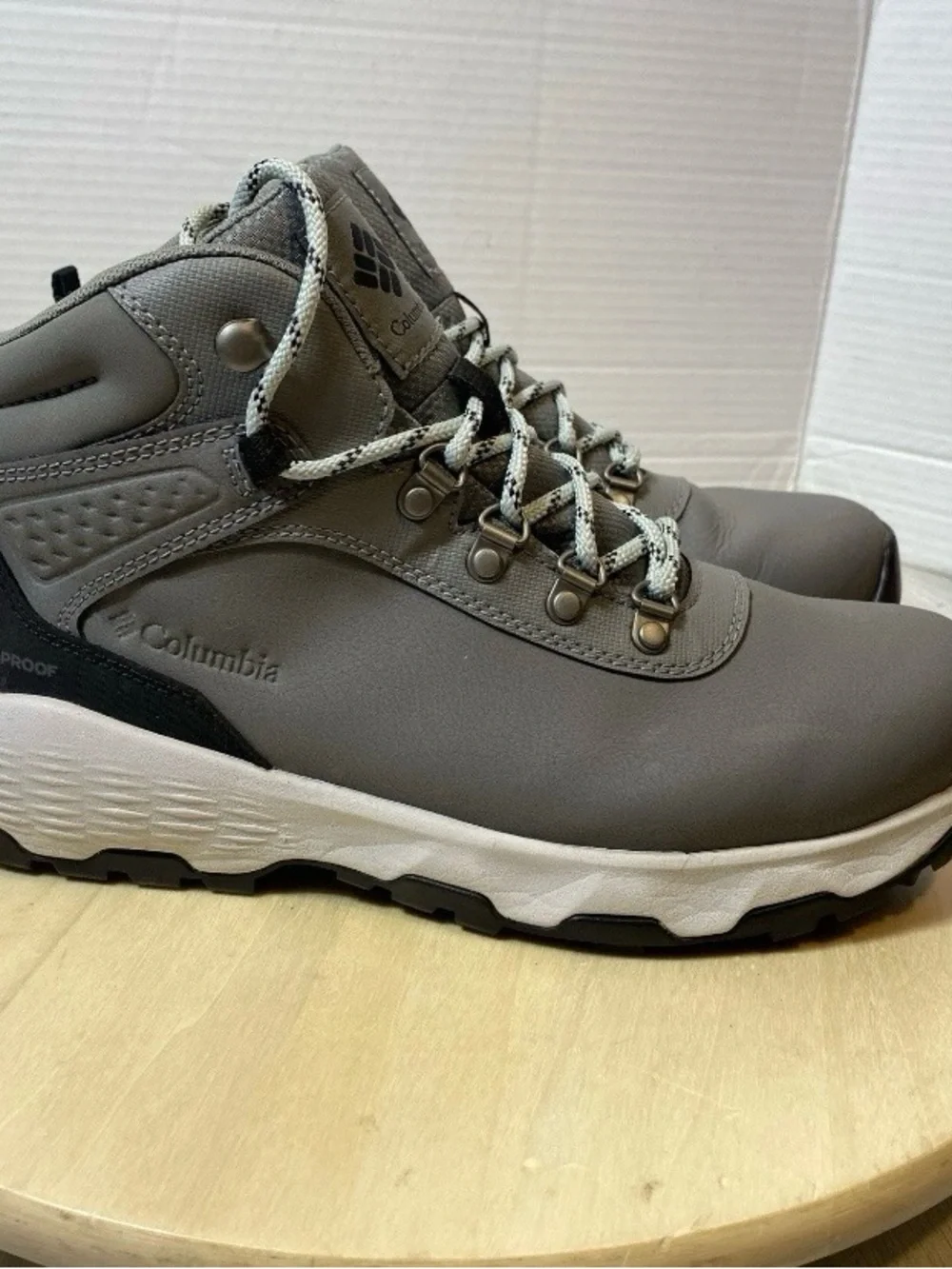 Columbia Newton Ridge Plus Waterproof Hiking Boots Womens Size 8 Gray Omni Tech